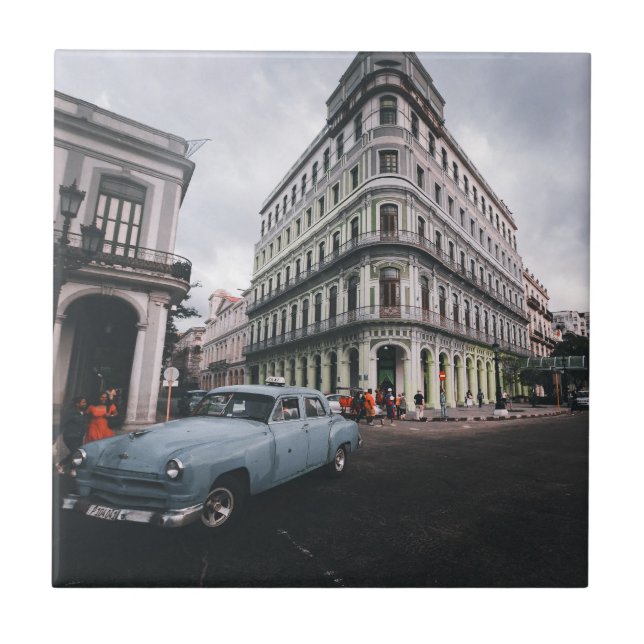 Blaue klassische Stadtansicht mit Oldtimer      Fliese (Vorderseite)