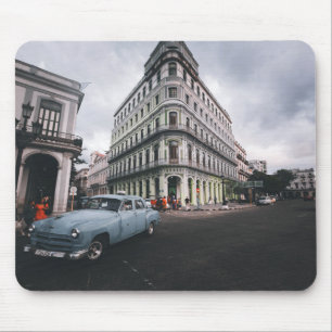 Blaue klassische Stadtansicht mit Oldtimer Mousepad