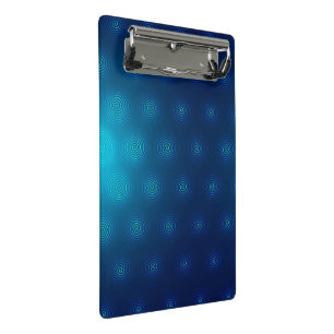 Blaue Klemmbrett mit einer metallischen Klemme