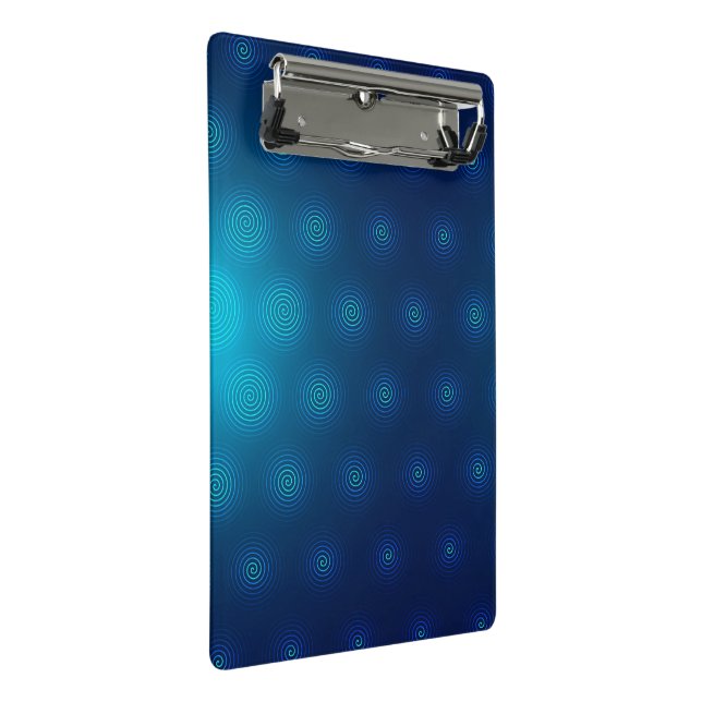 Blaue Klemmbrett mit einer metallischen Klemme (Schrägansicht)