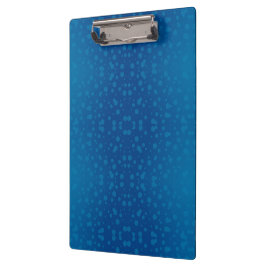 Blaue Klemmbrett mit einer metallischen Klemme