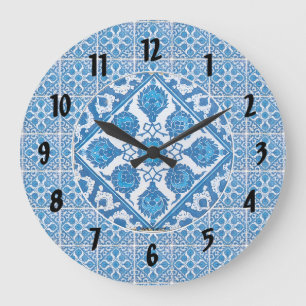Blaue Kornblumenmuster-Uhr mit schwarzen Zahlen Große Wanduhr