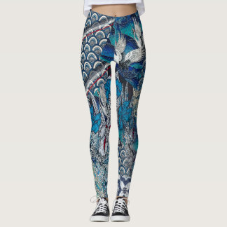 Blaue Kräne, die über Blumen fliegen Leggings
