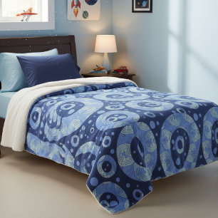 Blaue Kreise mit geometrischem Muster und Punkten Sherpadecke