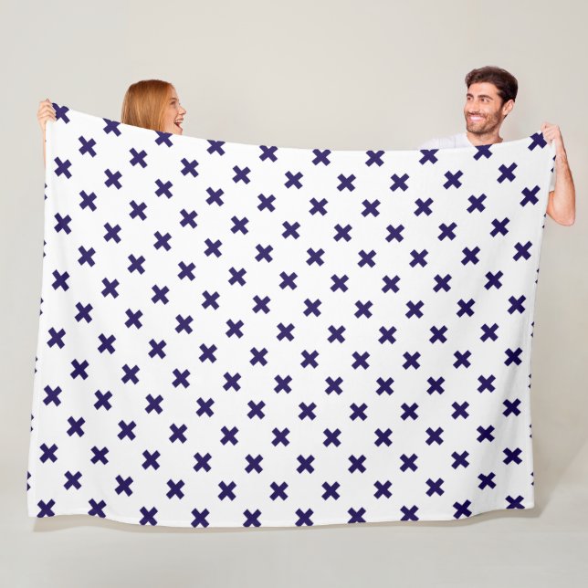 Blaue Kreuzstiche auf weiß Fleecedecke (Beispiel)