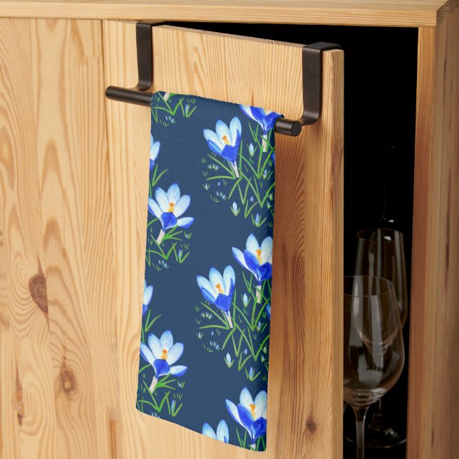 Blaue Krokusblumen Geschirrtuch (Drittel gefaltet)