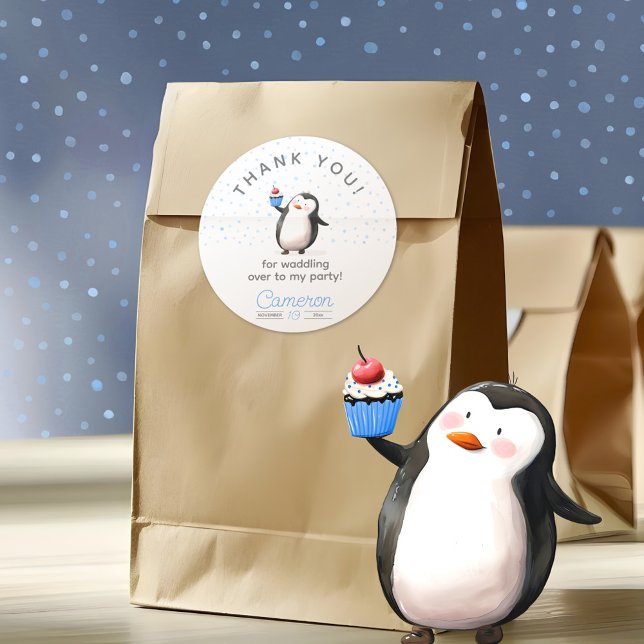 Blaue Kuchenpinguine zum Geburtstag des Jungen Runder Aufkleber (Von Creator hochgeladen)