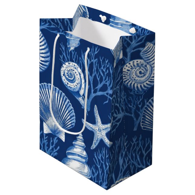 Blaue Küsten-Toile-Muschel-Korallen-Muster (2) Mittlere Geschenktüte (Vorderseite Schrägansicht)