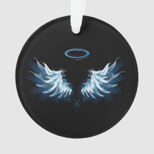 Blaue leuchtende Engelsflügel auf schwarzem Hinter Ornament