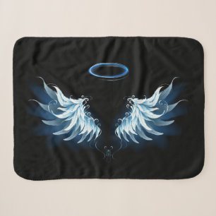 Blaue leuchtende Engelsflügel auf schwarzem Hinter Sherpadecke