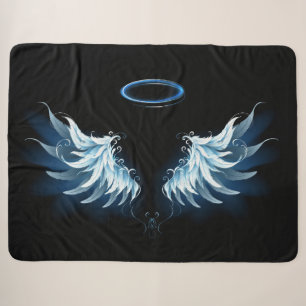 Blaue leuchtende Engelsflügel auf schwarzem Hinter Sherpadecke