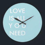 Blaue Liebe ist alle, die Sie kundenspezifischen Große Wanduhr<br><div class="desc">Und Weiß "alle, die Sie benötigen, der kundenspezifischen ist personalisierte runde Wanduhr Textschablone der Liebe" mit Zitaten blau. Kundenspezifische Typografiewanduhrschablone, durch die red_dress, den weißen Text "Liebe kennzeichnend ist alle, die Sie" auf einem blauen kundengerechten Hintergrund benötigen. Personifizieren Sie leicht Wanduhren des schriftlichen Textes mit Ihren Lieblingsfarben und Zitaten. Klicken...</div>