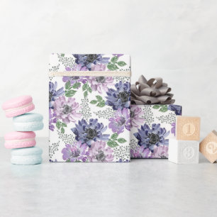 Blaue, lila Blüten auf weißem Hintergrund. Geschenkpapier