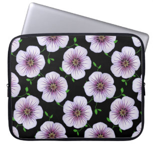 Blaue lila mit Blumenpelargonie auf irgendeiner Laptopschutzhülle