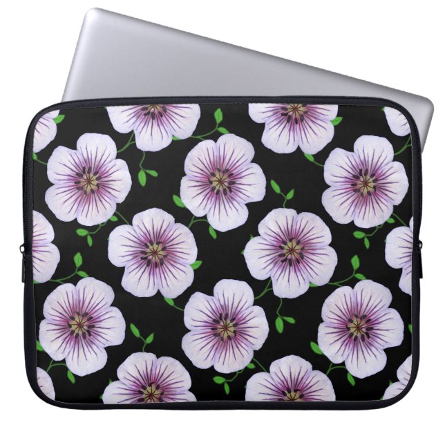 Blaue lila mit Blumenpelargonie auf irgendeiner Laptopschutzhülle (Vorderseite)