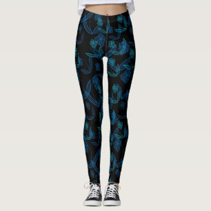 Blaue Lilien auf schwarzen Leggings