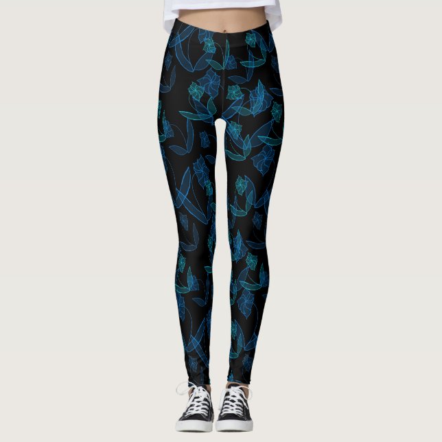 Blaue Lilien auf schwarzen Leggings (Vorderseite)