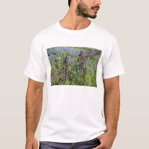Blaue Lupinen und Phlox umgeben Friedhofstor T-Shirt