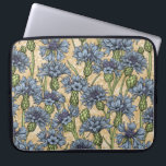 Blaue Maisblumen, wilde Blume auf Honiggelb Laptopschutzhülle<br><div class="desc">Handgezeichnet Vektormuster mit Maisblumen</div>