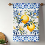 Blaue, mediterrane Fliesen mit Zitronen Geschirrtuch<br><div class="desc">Blaue und weiße mediterrane Fliesen mit Zitronen-Küchentücher. Schöne Zitronen auf einem blauen und weißen mediterranen Fliesenboden. Sie können Text zu personalisieren hinzufügen.</div>