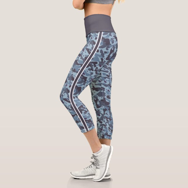 Blaue Militärtarnung: weiße und blaue Streifen Capri Leggings (Links)