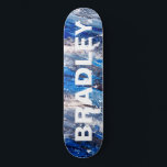 Blaue moderne Abstrakte Personalisierte Bezeichnun Skateboard<br><div class="desc">Blue Modern Abstrakt Custom Personalisiert Name Skateboard bietet Ihren personalisierten Namen in moderner Typografie auf abstraktem, blau-grauem Hintergrund. Personalisieren Sie diese, indem Sie den Text in dem dafür vorgesehenen Textfeld bearbeiten. Geben Sie Ihrem Lieblingskateboarder zu Weihnachten, Geburtstag oder Ihrer BESTE FREUNDIN ein maßgeschneidertes Geschenk, ein personalisiertes Skateboard. Entworfen von ©Evco...</div>