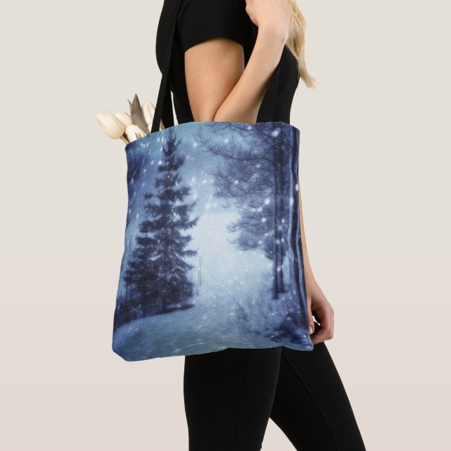 Blaue Moonlit Magische Wälder Winterlandschaft (Von Nahem)