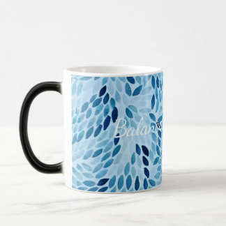 Blaue Mosaik-Blütenblätter-Muster Verwandlungstasse