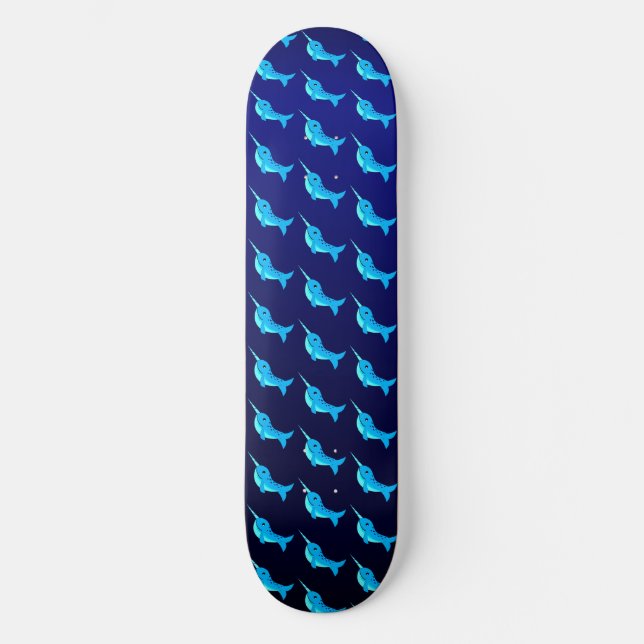 Blaue Narwalmuster auf Navy Blue Cartoon Skateboard (Vorderseite)