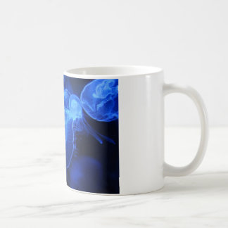 Blaue Neonquallen Kaffeetasse