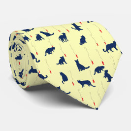 Blaue niedliche Kätzchen und Rotfische Krawatte