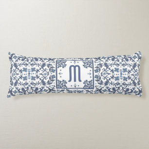 Blaue Ornate Monogramm Seitenschläferkissen