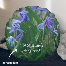 Blaue Oszillatoren-Blume im Frühjahrsgarten Rundes Kissen