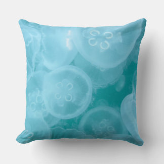 Blaue Ozeane transparente Quallen werfen Kissen