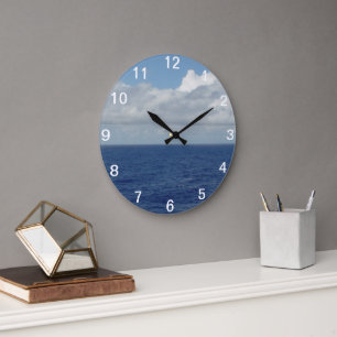 Blaue Ozeane und flauschige Wolken mit nummerierte Große Wanduhr