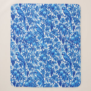Blaue Papageien in einem tropischen Garten Sherpadecke