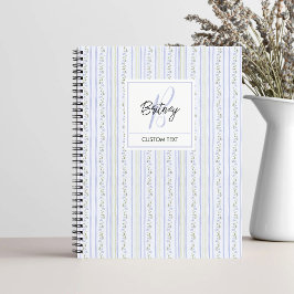 Blaue Pastell-Blumen und Streifen Coquette Monogra Notizbuch