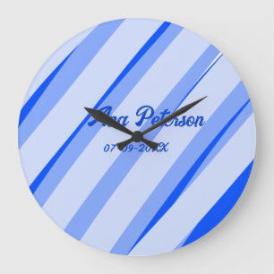 Blaue Pastell-Schrift mit Namen Datum Boho Retro L Große Wanduhr