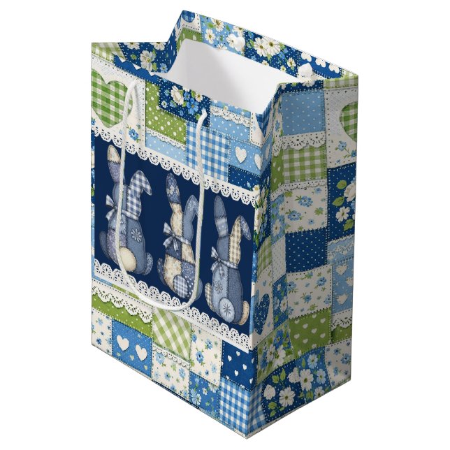 Blaue Patchwork-Hasen  Mittlere Geschenktüte (Vorderseite Schrägansicht)