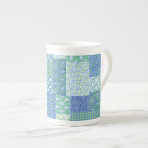 Blaue Periwinkle-Blumen-Boho-Faux-Patchwork-Muster Prozellantasse