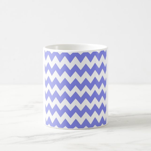 Blaue Periwinkle-Chevron – Knackig Weiße Zickzack Kaffeetasse (Mittel)