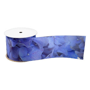 Blaue Perwinkle, elegante Blumenhydrangeas Satinband