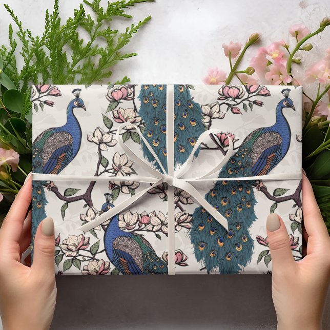Blaue Pfaue und Magnolien Elfenbeinküste Geschenkpapier (Elegant Floral Blue Peacock Birds, Magnolia Branches in Bloom, Chic Ivory Background. Hand Drawn.)