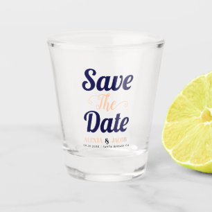 Blaue Pfirsichtypografie und Namen Save the Date Schnapsglas