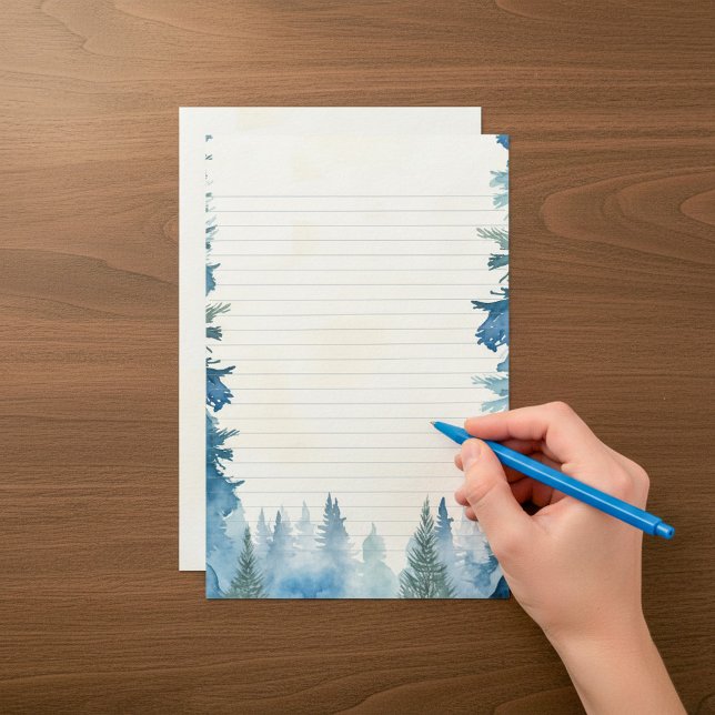 Blaue Pinienbäume, die mit Schreibwaren gesäumt si Briefpapier (Blue winter pine trees lined stationery.)