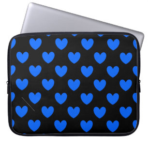 Blaue Polka-Herzen auf schwarz Laptopschutzhülle