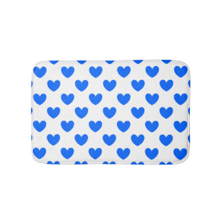 Blaue Polka-Herzen auf weiß Badematte