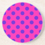 Blaue Polka-Punkte auf Fuchsia Getränkeuntersetzer<br><div class="desc">Blaue Polka-Punkte auf Fuchsia</div>