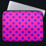 Blaue Polka-Punkte auf Fuchsia Laptopschutzhülle<br><div class="desc">Blaue Polka-Punkte auf Fuchsia</div>