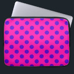 Blaue Polka-Punkte auf Fuchsia Laptopschutzhülle<br><div class="desc">Blaue Polka-Punkte auf Fuchsia</div>